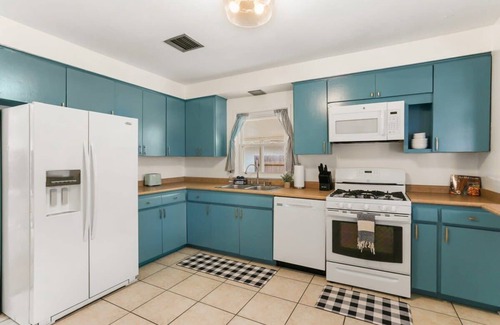 Kenner - Louis Armstrong International Airport Apartment | Free-standing Beauty w Covered Parking and Yard