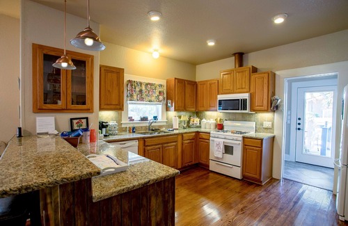 New Braunfels House | Free tubes. Schlitterbahn is a 3-minute drive. Walk to the Comal River.