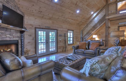 Copperhill Cabin | *FREE Whitewater Rafting & Ziplining* Dream Hideaway Located in Hideaway Falls next to Squirrels Hideaway & Many other Cuddle Up Cabins