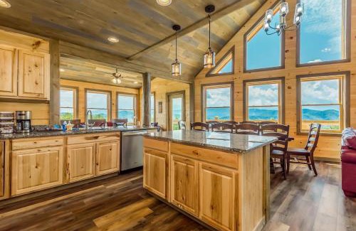 Sevierville House | Freedoms View, Game Room & Amazing Views, FREE tickets each paid day, Hot Tub!