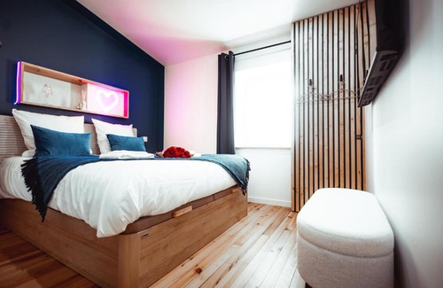 La Glaciere Apartment | FRENCH KlSS - Love Room by PRIM0 C0NCIERGERIE