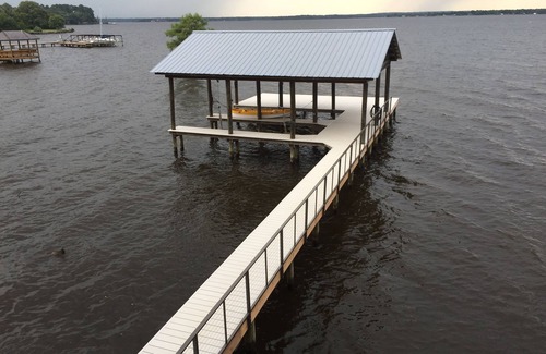 Shreveport House | Fresh, Contemporary Lake House with Gourmet Kitchen and 2 Covered Boat Slips