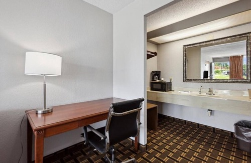 Greeneville Hotel | Fresh Room Near Local Eats With Pets Welcome and Parking