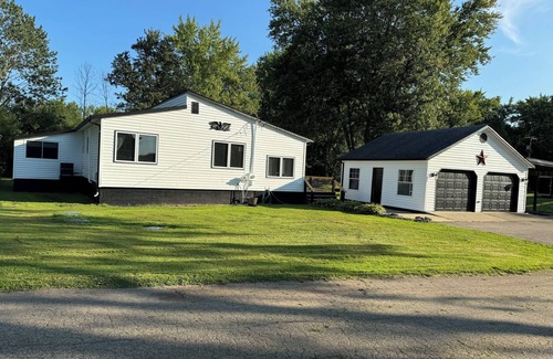 Barry County House | Freshly Remodeled - 3 BR Home near Thornapple Lake public boat launch