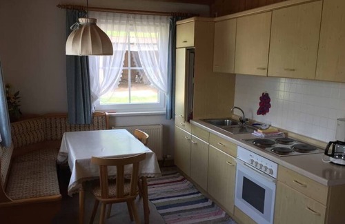Untergriesbach Apartment | Freundliche, geräumige Wohnung mit Extrazimmer und Himmelbett
