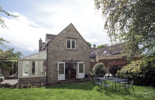 Burford Cottage | FRIESLAND COTTAGE, pet friendly, with open fire in Burford