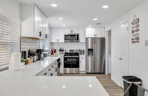 Frisco House | Frisco 4-bedrooms Getaway Hometel with Spa and Outdoor Kitchen