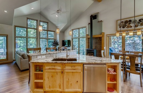 The Reserve House | Frisco Cedar Cabin. Private 4 bedroom home in Frisco. Sleeps 10, private hot tub, private garage, WIFI.