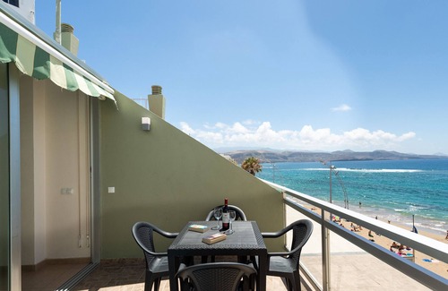 Las Palmas de Gran Canaria Ski Chalet | Front line with nice terrace By CanariasGetaway