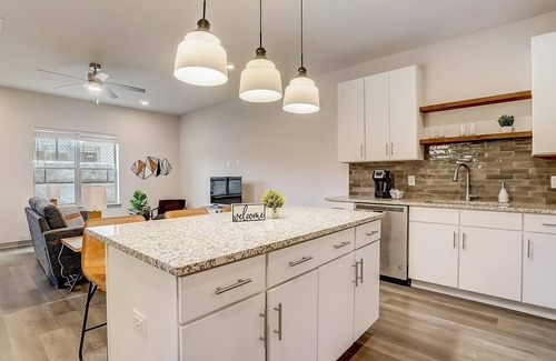 Forest Park Apartment | Frontdesk | 1 BR Apt near Botanical Gardens