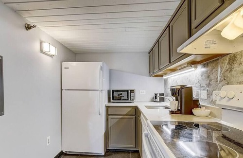 Gayborhood Apartment | Frontdesk | 1 BR Loft Apt Near Center City