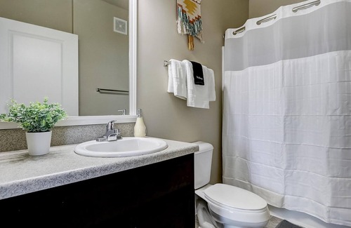 Roseland Apartment | Frontdesk | 1 BR Near Notre Dame
