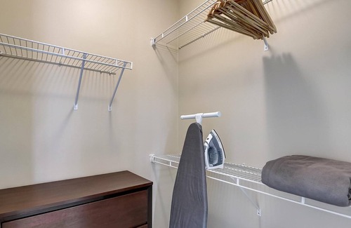 Roseland Apartment | Frontdesk | 1 BR Near Notre Dame