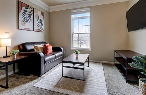 Roseland Apartment | Frontdesk | 1 BR Near Notre Dame