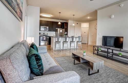 Golden Glades - The Woods Apartment | Frontdesk | 2 BR 10 minutes from the beach
