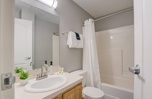 Gateway District Apartment | Frontdesk | 2 BR Apt by the Wolstein Center