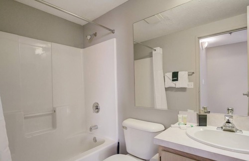 Gateway District Apartment | Frontdesk | 2 BR Apt by Playhouse Square