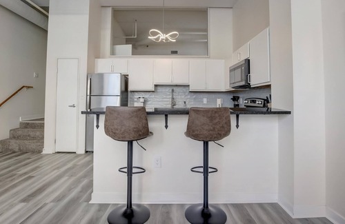 Mile Square Apartment | Frontdesk | 2 BR Apt by Soldiers/Sailors Monument