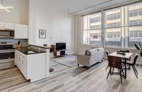Mile Square Apartment | Frontdesk | 2 BR Apt by Soldiers/Sailors Monument