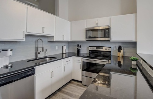 Mile Square Apartment | Frontdesk | 2 BR Apt by Soldiers/Sailors Monument