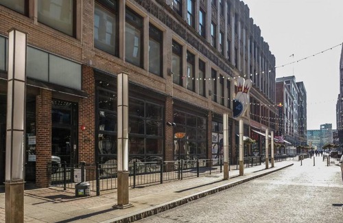 Gateway District Apartment | FRONTDESK 2015 East 4th Street Apts Downtown Cleveland