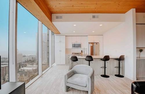 East Town Apartment | Frontdesk | 3 BR Upscale+Modern Downtown Apt