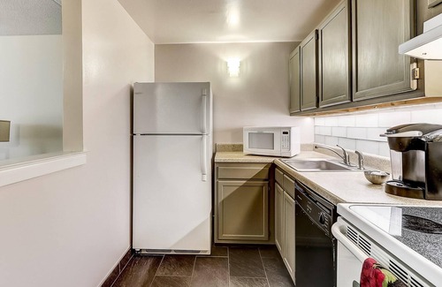 Gayborhood Apartment | Frontdesk | Bright 1 BR in Washington Square