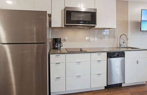 Hanover Place Apartment | Frontdesk | Bright Studio Apt near Union Station