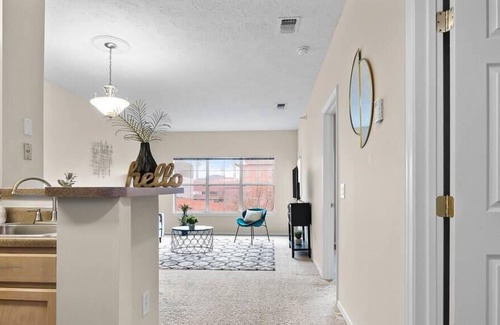 North Shore Apartment | Frontdesk | Convenient 1 BR in the North Side