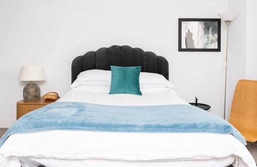 East Hyde Park Apartment | Frontdesk | Debonair Studio Apt with City View