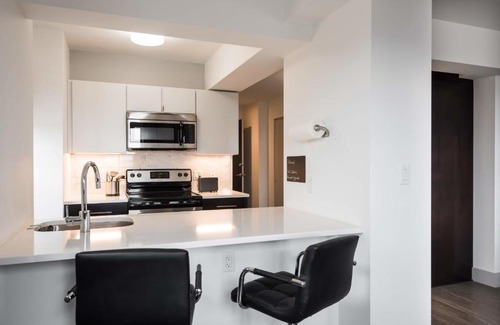 Central West End Apartment | FRONTDESK Furnished Central West End 2 BR Apt