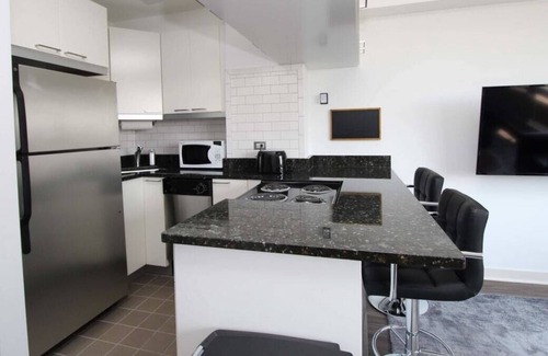 Indian Village Apartment | Frontdesk | Modern Studio Apt in East Hyde Park