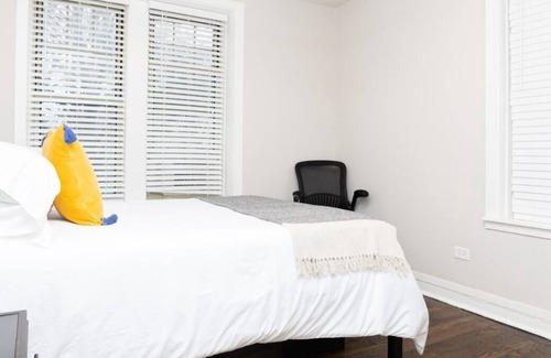 Kenwood Apartment | Frontdesk | Open 1 BR Apt 6 miles to Downtown