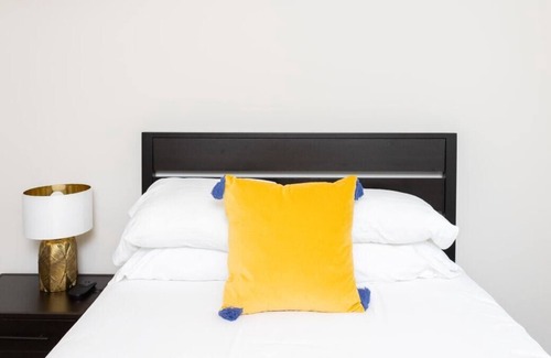 Kenwood Apartment | Frontdesk | Open 1 BR Apt 6 miles to Downtown