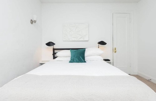 East Hyde Park Apartment | Frontdesk | Open 1 BR Apt by Black History Museum