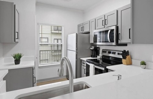 North Shore Apartment | Frontdesk | Spacious 2 BR in the North Side