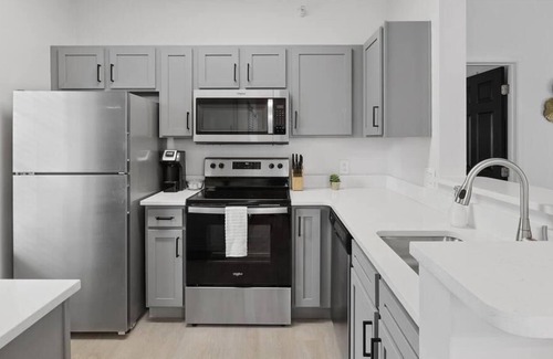 North Shore Apartment | Frontdesk | Spacious 2 BR in the North Side