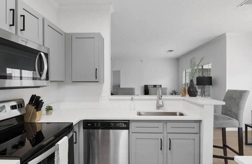 North Shore Apartment | Frontdesk | Spacious 2 BR in the North Side