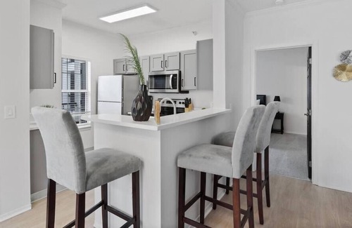 North Shore Apartment | Frontdesk | Spacious 2 BR in the North Side
