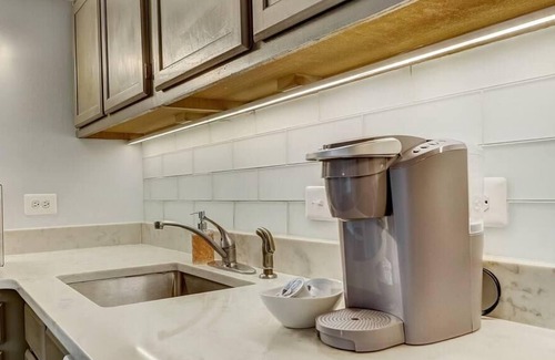 Gayborhood Apartment | Frontdesk | Spacious 1 BR in Midtown