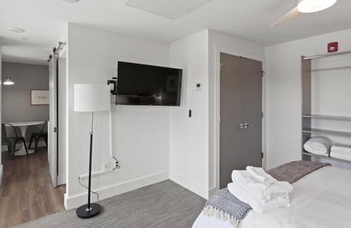 Hanover Place Apartment | Frontdesk | Studio Apt near Crossroad Art District