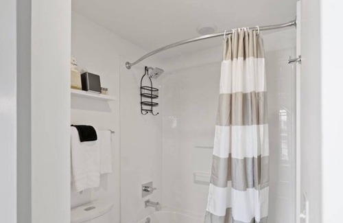 Hanover Place Apartment | Frontdesk | Studio Apt near Crossroad Art District