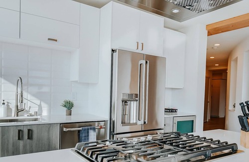 East Town Apartment | Frontdesk | Stunning 3BR w / Lake & City Views