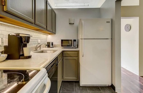 Gayborhood Apartment | Frontdesk | Sunny 2 BR loft in Washington Square