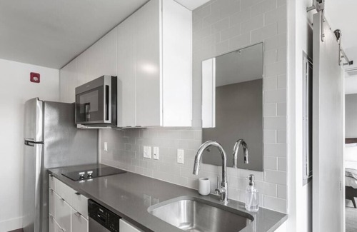 Hanover Place Apartment | Frontdesk | Sunny Studio Apt near Gillham Park
