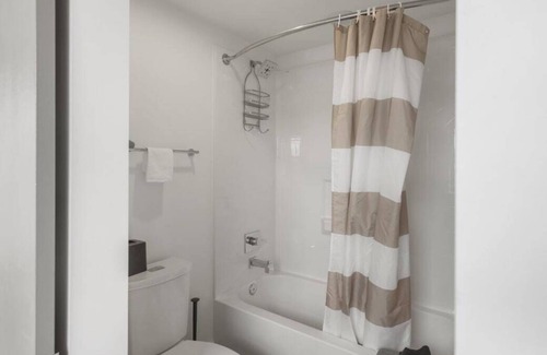 Hanover Place Apartment | Frontdesk | Sunny Studio Apt near Gillham Park