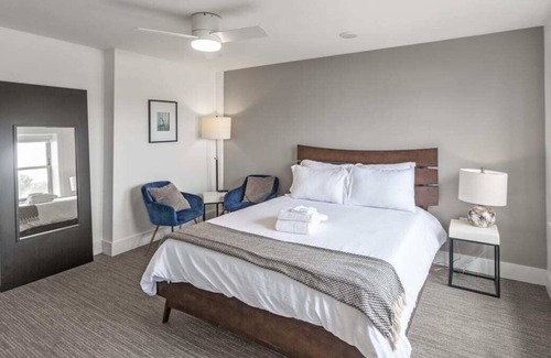 Hanover Place Apartment | Frontdesk | Sunny Studio Apt near Gillham Park