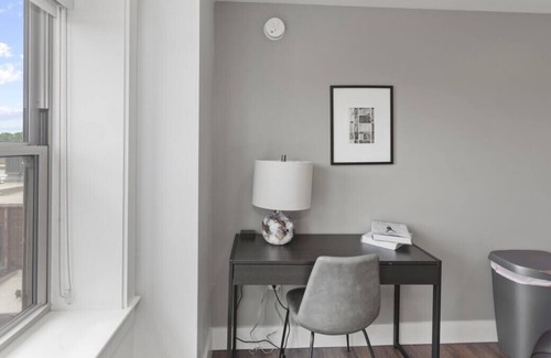 Hanover Place Apartment | Frontdesk | Sunny Studio Apt near Gillham Park