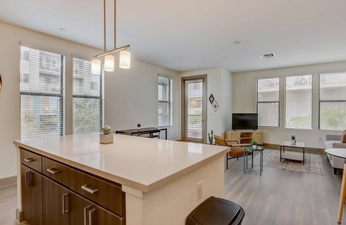 Tempe Apartment | FRONTDESK Vela at Tempe Town Lake Apts