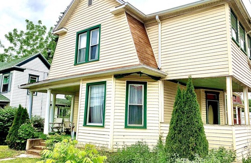Frostburg House | FROSTBURG-House-GuestRoom-A